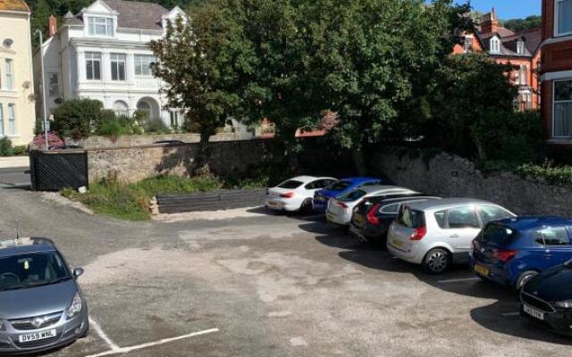Lansdowne House with Private Car Park
