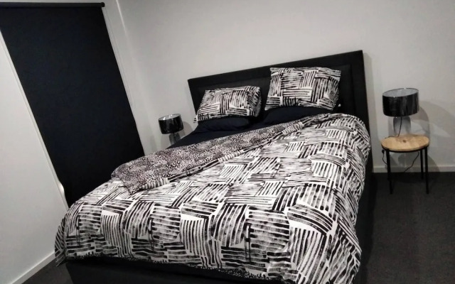 Modern & Cosey 4bedroom House Walk to Beach