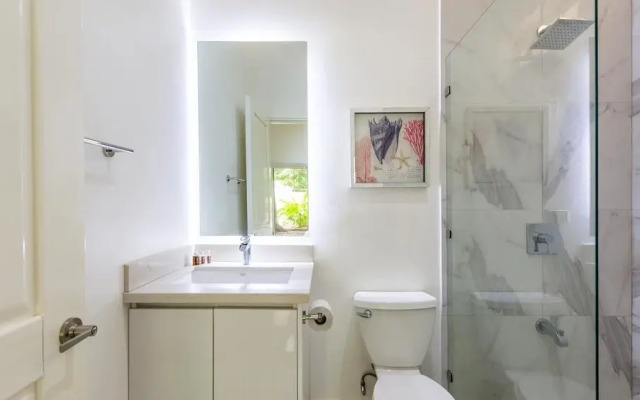 House and Apartment With Private Pool - Walk to Beach