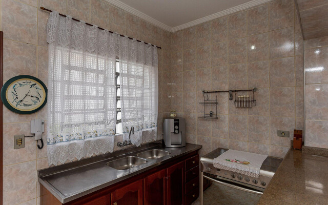 Casa com piscina e churrasqueira em Caraguatatuba