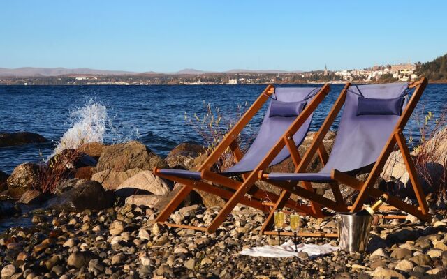 Great 3 Bedroom Home on the Lake Shore H50