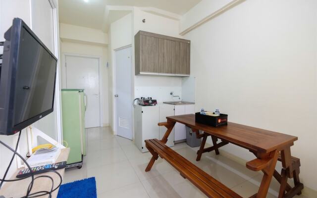 2BR Artistic Room Green Pramuka Apartment closed to Mall By Travelio
