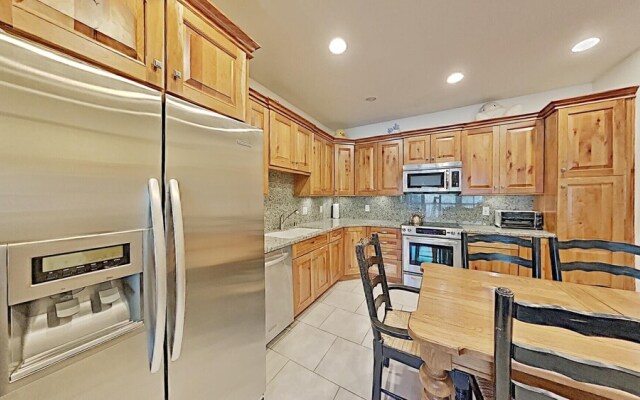 Spacious 2 Bedroom Condo with Loft! Stargazing, Quiet Neighborhood! by RedAwning