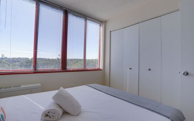 Gorgeous Apt with Rooftop City View