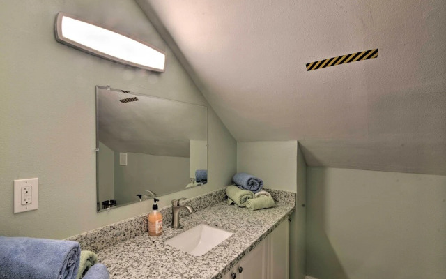 Home w/ Patio & Grill: 2 Mi to Galveston Seawall!