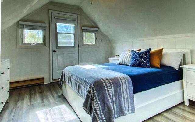 Beachy Chic-Completely renovated- Steps to the Beach