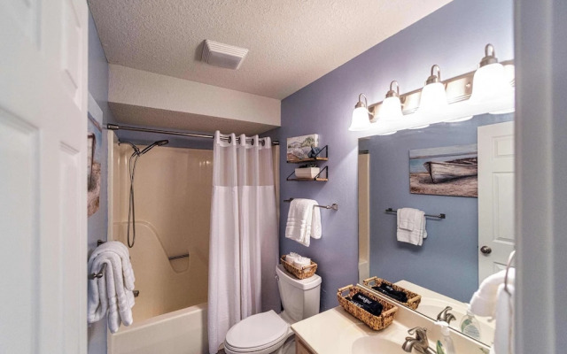 Lazy L at the Lake Chic 3 BDR Condo w/ Boat Slip