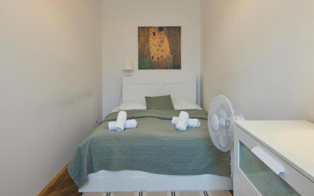 Self-Check-In & Perfect Metro Connection I