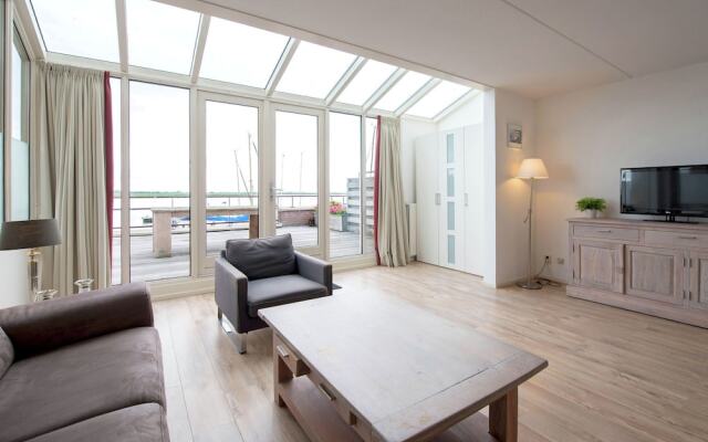 Tidy apartment with dishwasher, close to Amsterdam