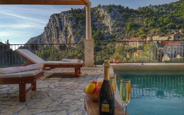 Rustic luxury villa Fulmin