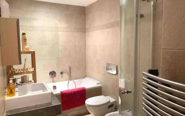 Swimming pools Apartment in Ocean Village - 2 bed 2 bath Rock view — фото 3