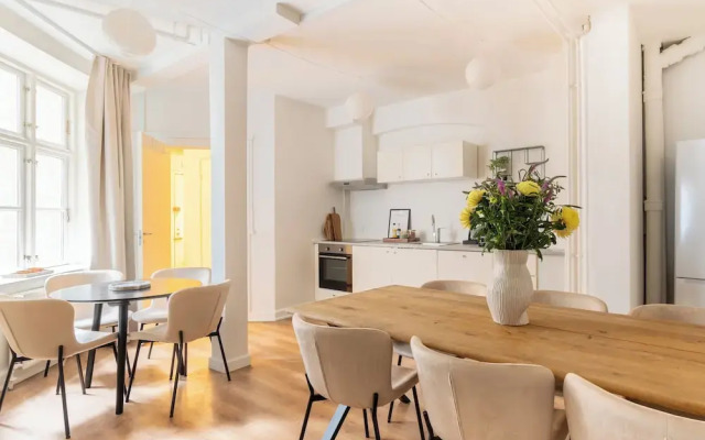 Sanders Noble - Fantastic 5-bdr Apt in the Capital
