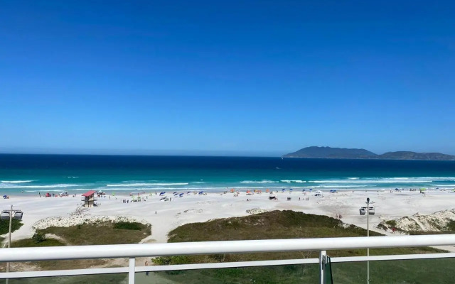 Apto 2 quartos com AR Cond, prédio frente p/ praia