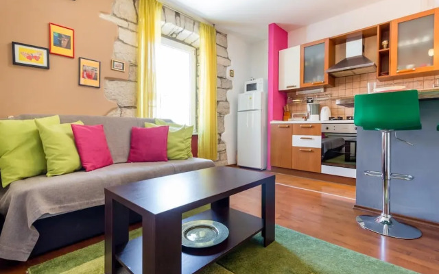 Dante Square Apartment