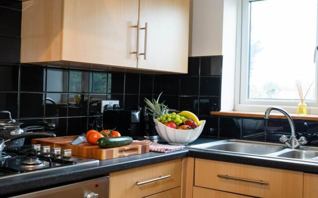 Queens Townhouse - 3 Bedrooms - Pets - Parking