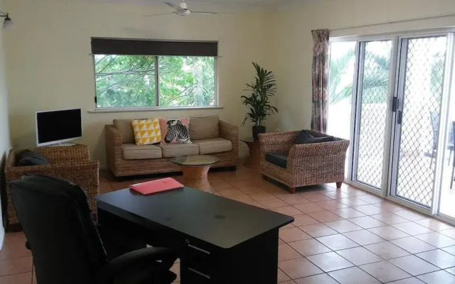 Cairns City Garden Apartment