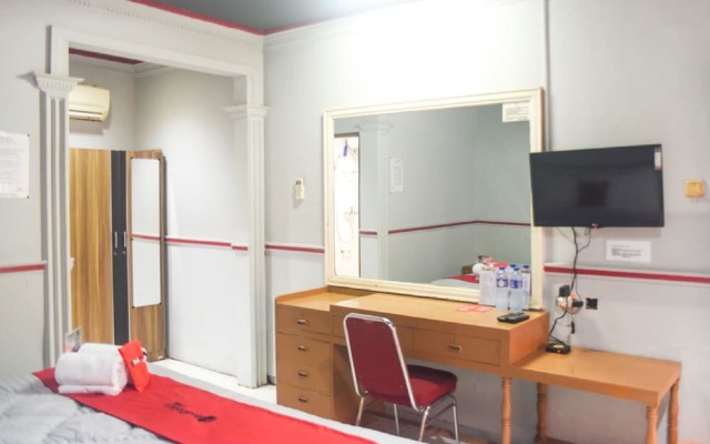 RedDoorz Plus near RSCM Jakarta