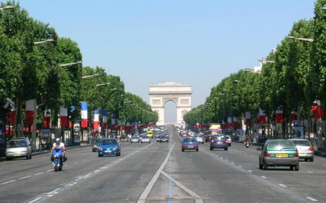 Two-Bedroom Apartment Champs-Elysées