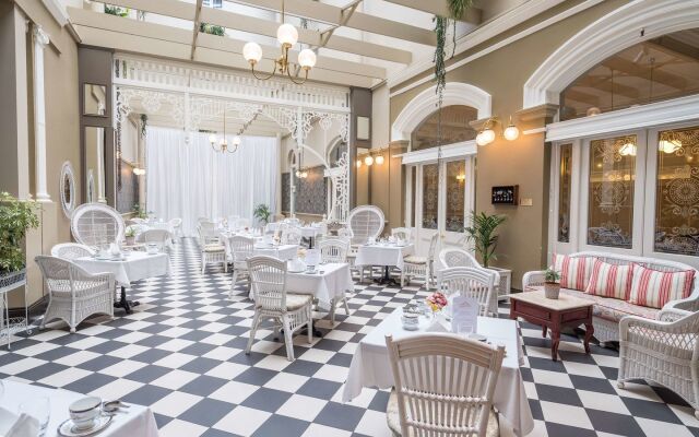 Hadley's Orient Hotel