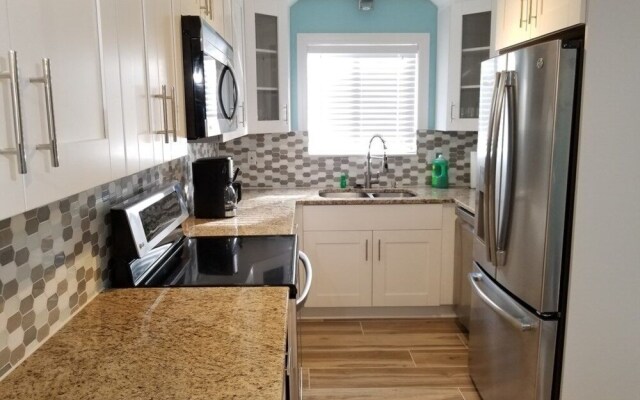 206 B New 1 Bedroom Home by RedAwning