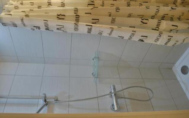 Viesu nams Raibais Asaris