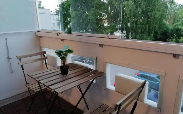 Keskustan kaksio parvekkeella, ilmastoitu.