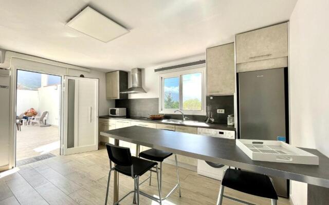 Two-Bedroom House 5, FreeWifi, AC, BBQ, Mountain View