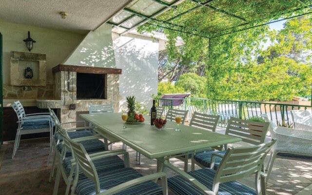 Amazing Home in Makarska With Wifi and 6 Bedrooms