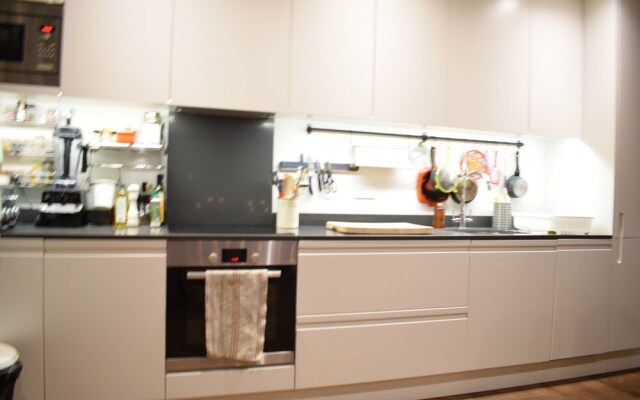 Contemporary 1 Bedroom Flat With Balcony in Hackney