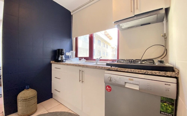 Central Flat With Balcony and Terrace in Sisli