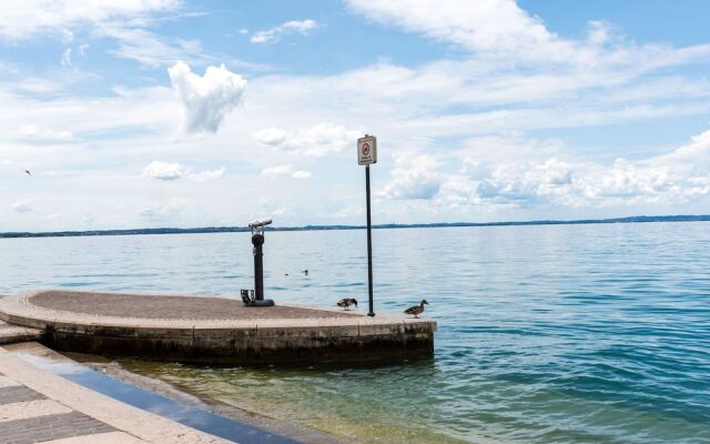 Vibrant Holiday Home in Lazise with Swimming Pool near 2 Lakes
