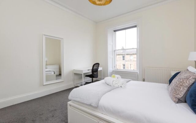 Elegant 3 Bedroom Central Apartment W/Castle View