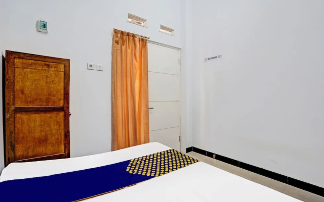 SPOT ON 93943 Sakinah Homestay Bromo Syariah Near Rest Area Wringinanom