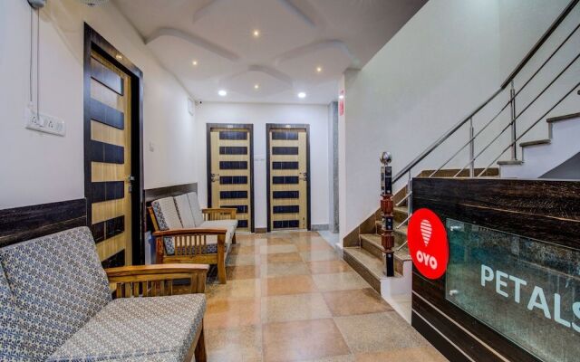 OYO 18542 Petals Inn