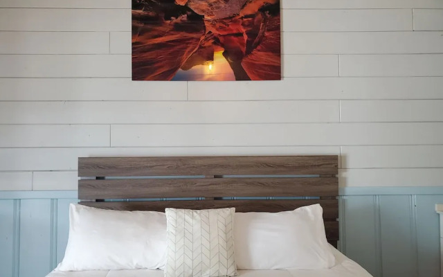 Hollywood Gardens Inn & Suites