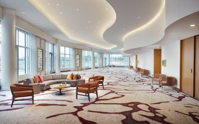 Omni Viking Lakes Hotel