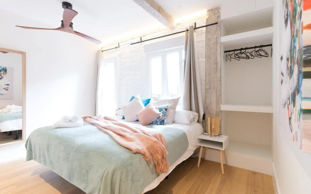 Amplio y moderno apartamento con tarima refrescante by Staynnapartments