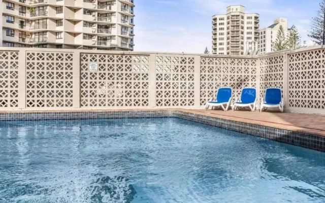 Surfers Paradise Retreat With Free Parking