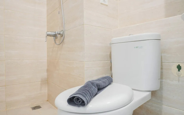Cozy Studio Apartment with Super Single Bed at Springwood Residence