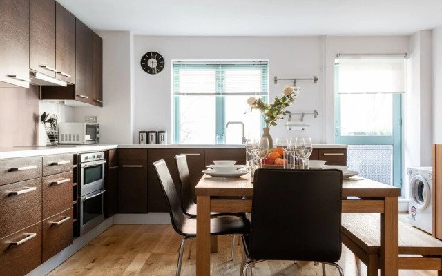 Platinum Apartment in West London 9955