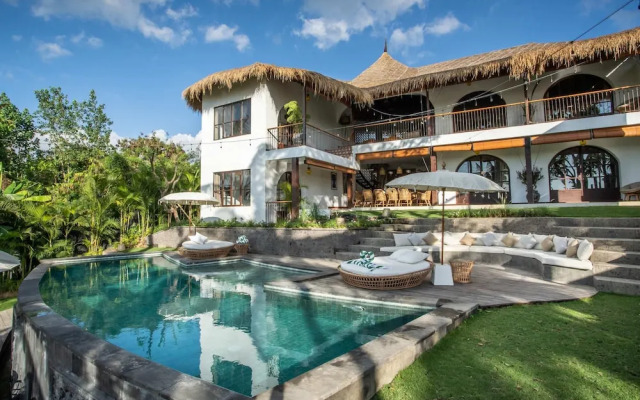 Majestic Private Villa 6 Br Canggu With Staff