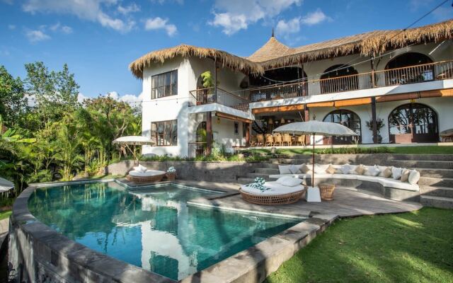 Stunning Villas Complex, 12 BR, Canggu With Staff