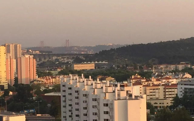 Skyscraper Riverview Lisbon with Indoor Pool