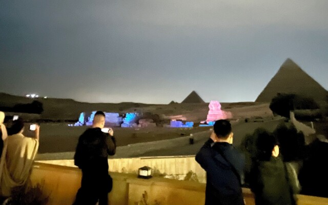 The Gate Hotel Front Pyramids & Sphinx View