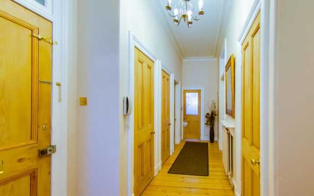 Fabulous Ground-floor 3-bedroom Near Old Town