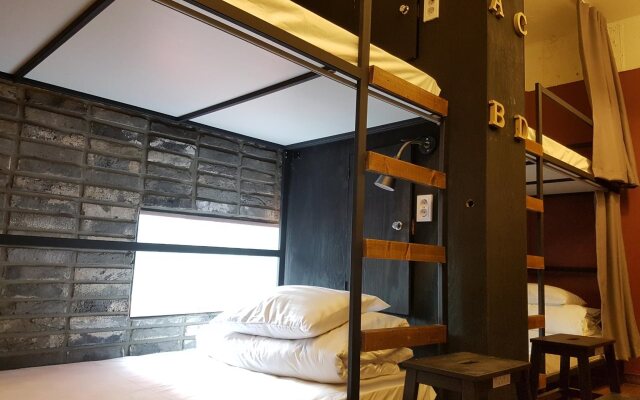 Travel Light Hostel