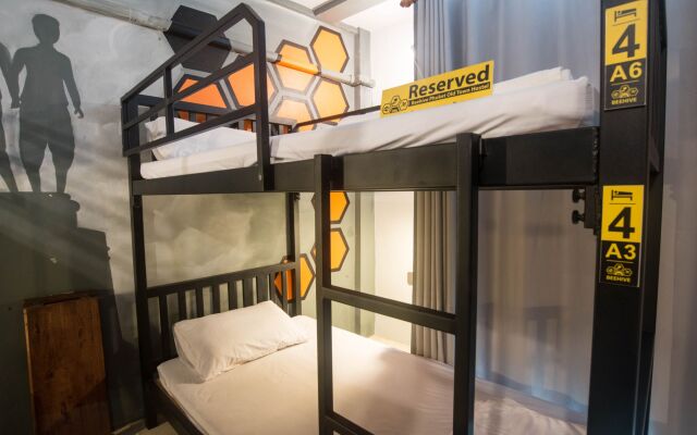 Beehive Phuket Old Town - Hostel