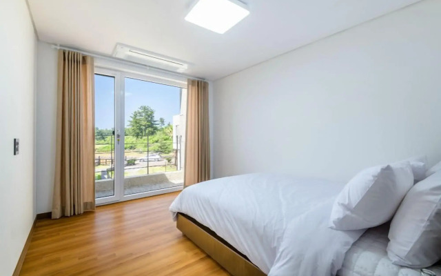Chandelier Pension