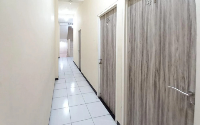 RedDoorz @ Luxury Homestay near Aloha Waru Surabaya