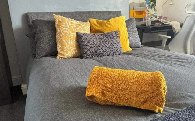 Modern 2-bed Victorian Apartment - Sleeps 6 & Pets